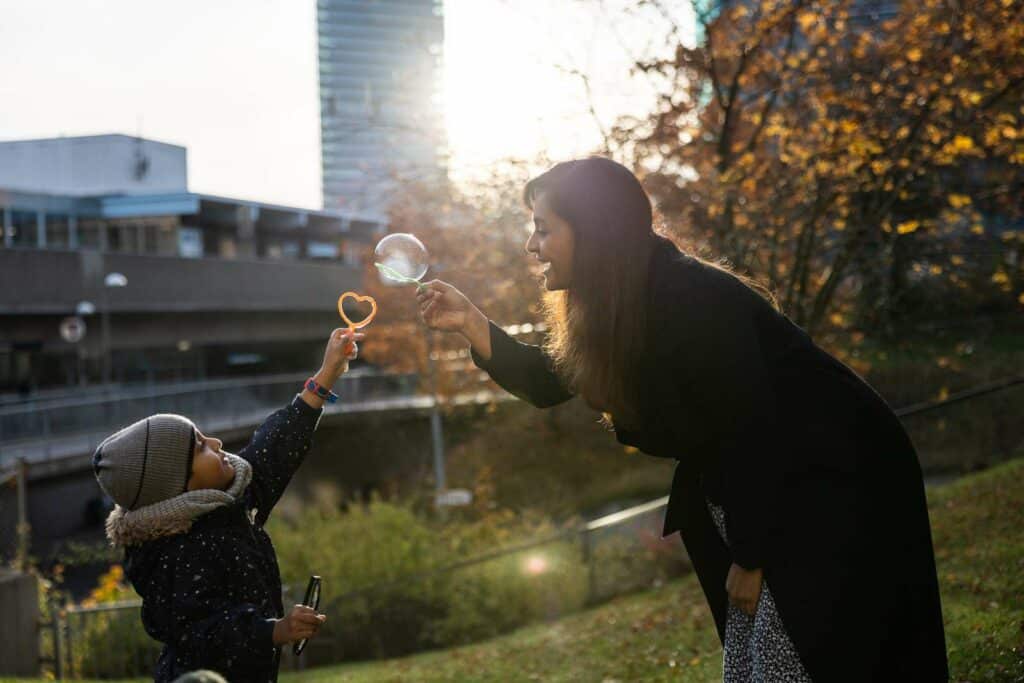 Pedagog och barn utomhus i eftermiddagsljus